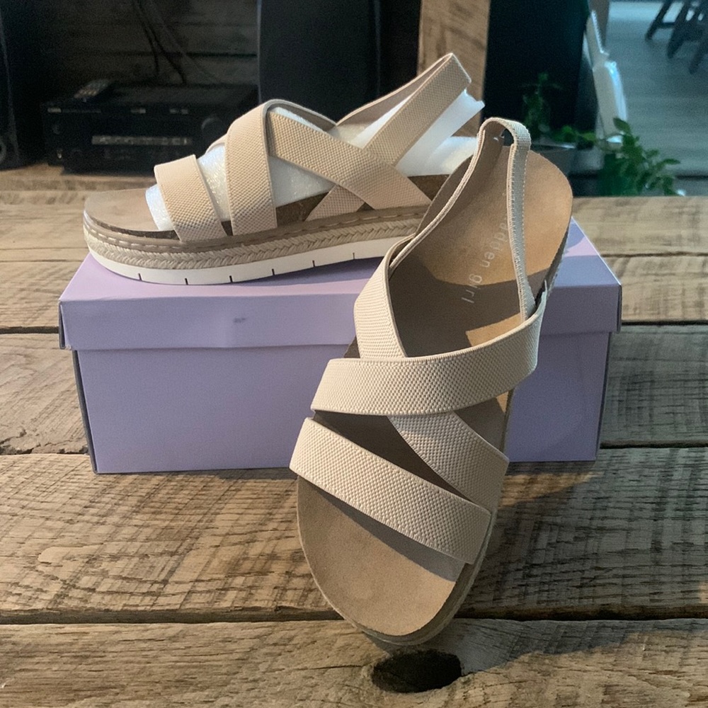 Womens size 8 fabric sandal’s. Madden girl Lorra